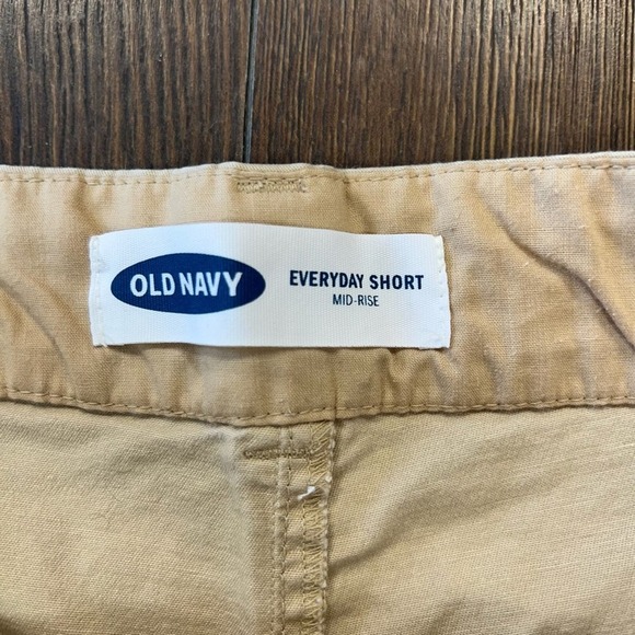 Old Navy everyday kahki shorts SZ 8 - Picture 2 of 4